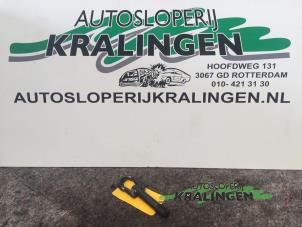 Usagé Crochet de remorquage avant Toyota Yaris Verso (P2) 1.5 16V Prix € 10,00 Règlement à la marge proposé par Autosloperij Kralingen B.V.