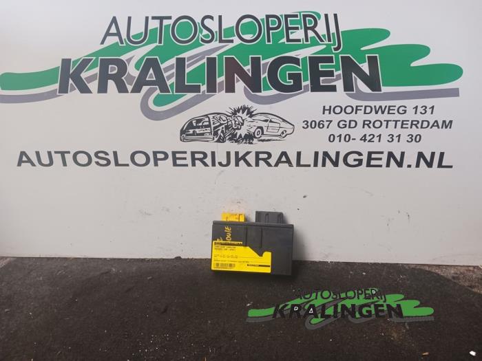 Używane Sterownik dachu cabrio Peugeot 206 CC (2D) 1.6 16V Cena € 40,00 Procedura marży oferowane przez Autosloperij Kralingen B.V.