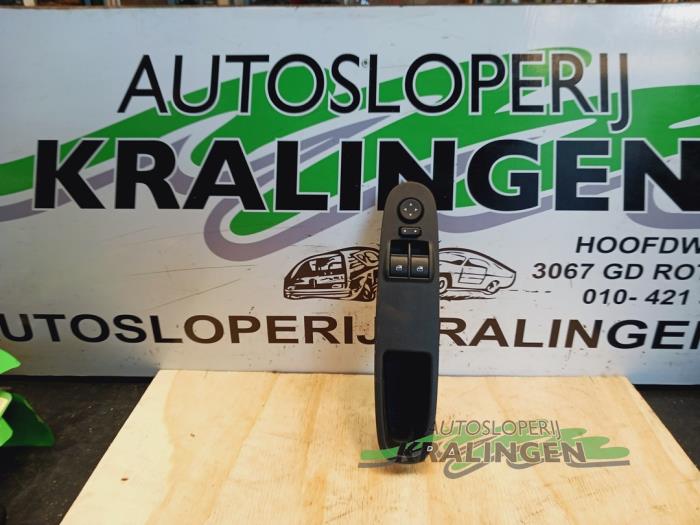 Usados Interruptor de ventanilla eléctrica Fiat Punto Evo (199) 1.3 JTD Multijet 85 16V Precio € 50,00 Norma de margen ofrecido por Autosloperij Kralingen B.V.
