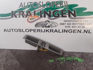 Używane Przelacznik elektrycznej szyby Chevrolet Nubira (J200) 1.6 16V Cena € 25,00 Procedura marży oferowane przez Autosloperij Kralingen B.V.