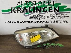 Używane Reflektor prawy Opel Zafira (F75) 1.6 16V Cena € 40,00 Procedura marży oferowane przez Autosloperij Kralingen B.V.
