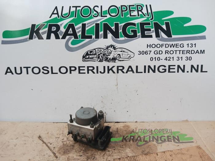 Begagnade ABS-pump Renault Clio III (BR/CR) 1.2 16V 75 Pris € 9,98 Marginaltabell erbjuds av Autosloperij Kralingen B.V.