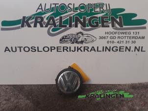 Używane Uchwyt pokrywy bagaznika Volkswagen Golf V (1K1) 1.4 16V Cena € 50,00 Procedura marży oferowane przez Autosloperij Kralingen B.V.