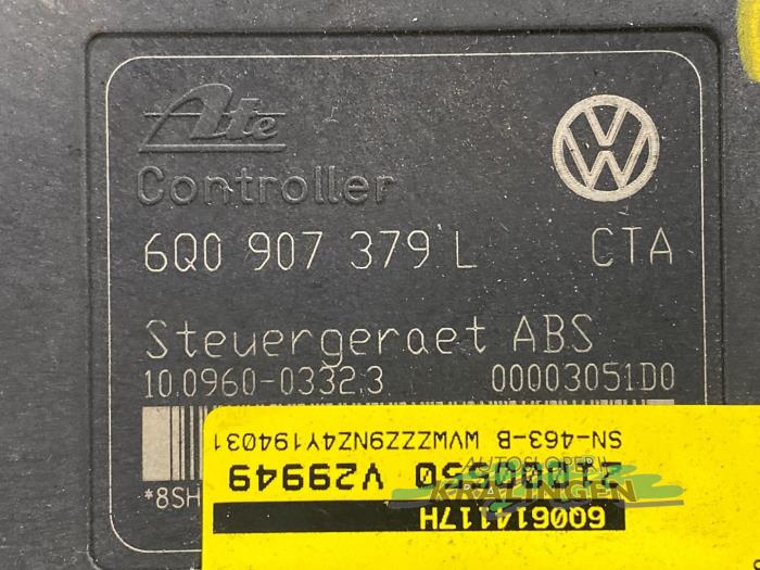 Bomba ABS de un Volkswagen Polo IV (9N1/2/3) 1.2 12V 2004