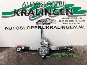 Używane Mechanizm szyby prawej przedniej wersja 2-drzwiowa Fiat Grande Punto (199) 1.2 Cena € 24,99 Procedura marży oferowane przez Autosloperij Kralingen B.V.