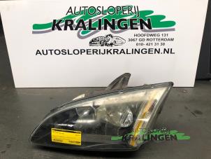 Używane Reflektor prawy Ford Focus 2 Wagon 1.6 16V Cena € 50,00 Procedura marży oferowane przez Autosloperij Kralingen B.V.