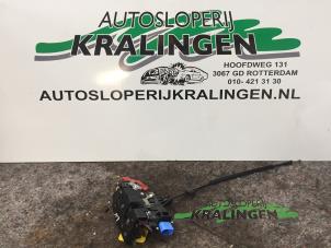 Używane Mechanizm blokady drzwi lewych przednich wersja 4-drzwiowa Volkswagen Golf V (1K1) 1.6 FSI 16V Cena € 50,00 Procedura marży oferowane przez Autosloperij Kralingen B.V.