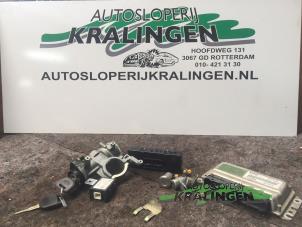 Używane Zestaw zamków Kia Carens II (FJ) 1.8i 16V Cena € 150,00 Procedura marży oferowane przez Autosloperij Kralingen B.V.