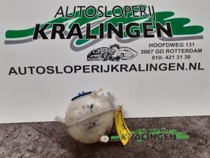Używane Zbiornik rozprezny Volkswagen Golf V (1K1) 1.6 FSI 16V Cena € 25,00 Procedura marży oferowane przez Autosloperij Kralingen B.V.