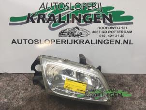 Używane Reflektor prawy Nissan Almera (N16) 1.8 16V Cena € 35,00 Procedura marży oferowane przez Autosloperij Kralingen B.V.