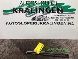 Używane Zestaw amortyzatorów gazowych pokrywy bagaznika Volvo V50 (MW) 2.0 D 16V Cena € 40,00 Procedura marży oferowane przez Autosloperij Kralingen B.V.
