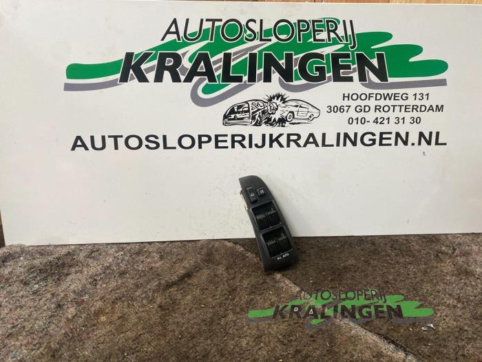 Usados Interruptor de ventanilla eléctrica Toyota Avensis Wagon (T25/B1E) 2.0 16V VVT-i D4 Precio € 50,00 Norma de margen ofrecido por Autosloperij Kralingen B.V.