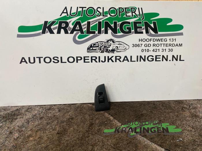 Usados Interruptor de ventanilla eléctrica Toyota Avensis Wagon (T25/B1E) 2.0 16V VVT-i D4 Precio € 19,99 Norma de margen ofrecido por Autosloperij Kralingen B.V.