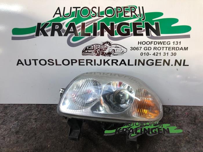 Używane Reflektor lewy Renault Clio II (BB/CB) 1.4 16V Cena € 24,99 Procedura marży oferowane przez Autosloperij Kralingen B.V.