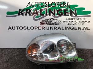 Używane Reflektor prawy Renault Clio II (BB/CB) 1.4 16V Cena € 35,00 Procedura marży oferowane przez Autosloperij Kralingen B.V.