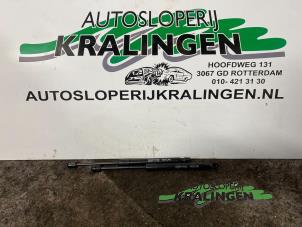 Usagé Kit amortisseur couvercle coffre Mercedes SLK (R170) 2.3 230 K 16V Prix € 30,00 Règlement à la marge proposé par Autosloperij Kralingen B.V.
