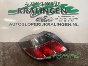 Używane Tylne swiatlo pozycyjne lewe Opel Astra H GTC (L08) 1.6 16V Twinport Cena € 50,00 Procedura marży oferowane przez Autosloperij Kralingen B.V.