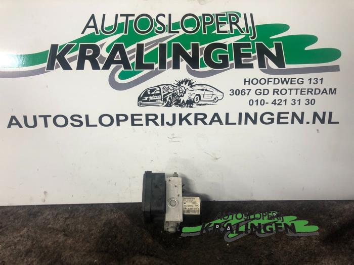 Begagnade ABS-pump Renault Twingo II (CN) 1.2 Pris € 18,98 Marginaltabell erbjuds av Autosloperij Kralingen B.V.