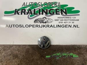 Usagé Emblème Volkswagen Passat Variant (3B6) 2.0 20V Prix € 20,00 Règlement à la marge proposé par Autosloperij Kralingen B.V.