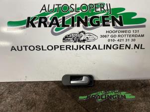 Gebrauchte Handgriff Volkswagen Golf Plus (5M1/1KP) 1.4 16V Preis € 25,00 Margenregelung angeboten von Autosloperij Kralingen B.V.