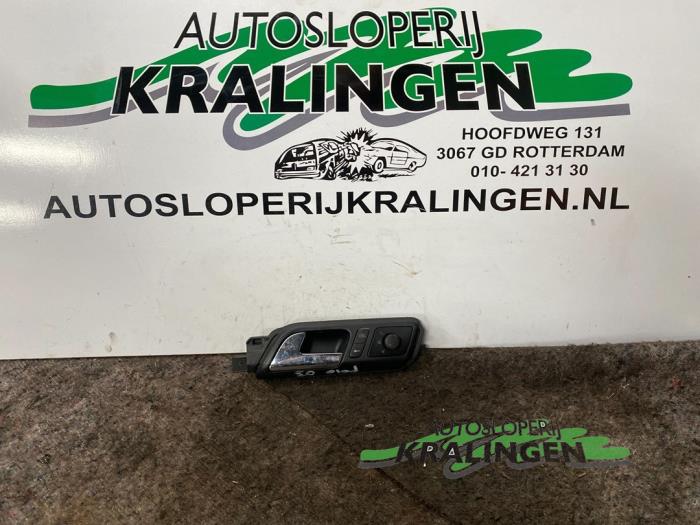 Begagnade Handtag Volkswagen Polo IV (9N1/2/3) 1.2 Pris € 25,00 Marginaltabell erbjuds av Autosloperij Kralingen B.V.