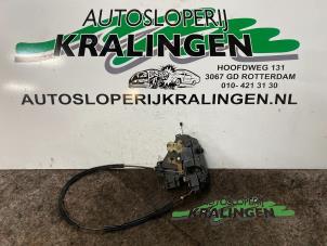 Gebrauchte Türschlossmechanik 2-türig rechts Volkswagen Lupo (6X1) 1.4 16V 75 Preis € 25,00 Margenregelung angeboten von Autosloperij Kralingen B.V.