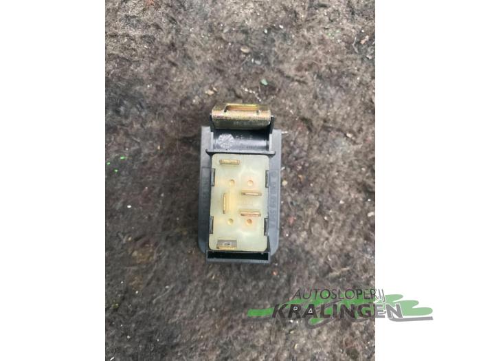 Electric window switch from a Volkswagen Polo III (6N2) 1.9 SDI 2001