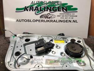 Używane Mechanizm szyby lewej przedniej wersja 4-drzwiowa Skoda Fabia (6Y2) 1.4i Cena € 50,00 Procedura marży oferowane przez Autosloperij Kralingen B.V.
