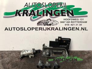 Używane Zestaw zamków Volkswagen Caddy III (2KA,2KH,2CA,2CH) 2.0 SDI Cena € 250,00 Procedura marży oferowane przez Autosloperij Kralingen B.V.