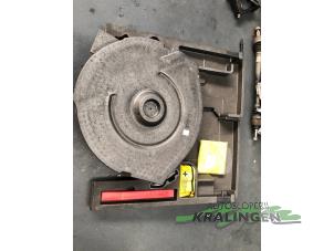 Begagnade Reservhjulshållare Ford Mondeo V Wagon 1.5 TDCi Pris € 100,00 Marginaltabell erbjuds av Autosloperij Kralingen B.V.