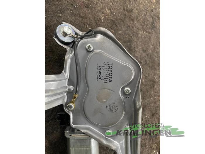 Rear wiper motor from a Toyota Avensis Wagon (T25/B1E) 2.2 D-4D 16V 2005