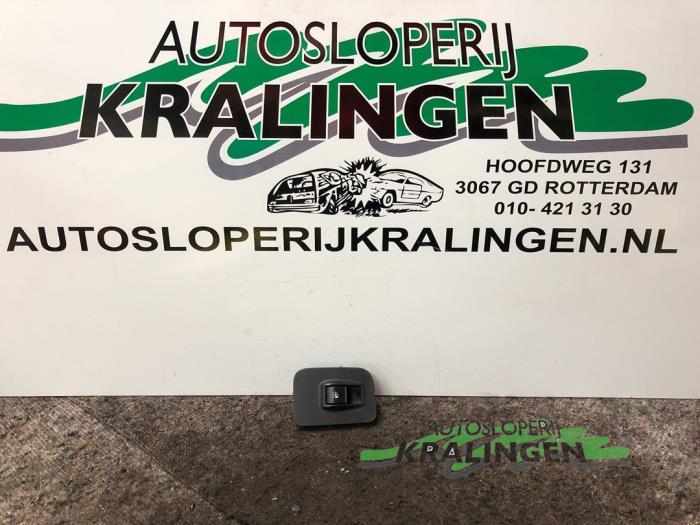 Usados Interruptor de ventanilla eléctrica Citroen Nemo (AA) 1.4 HDi 70 Precio € 15,00 Norma de margen ofrecido por Autosloperij Kralingen B.V.