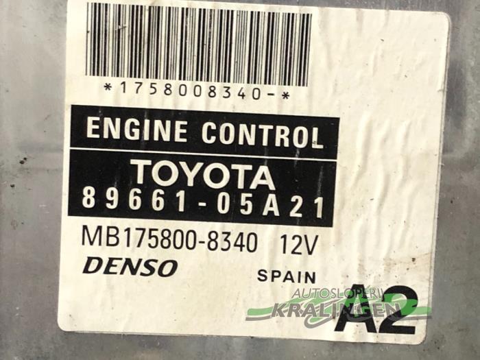 Schlossset van een Toyota Avensis Wagon (T25/B1E) 2.2 D-4D 16V 2005