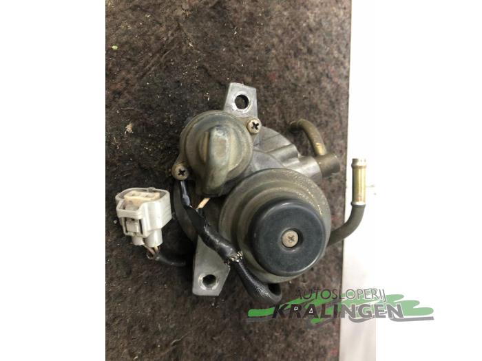 Fuel filter housing from a Toyota Carina E (T19) 2.0 XLD 1996
