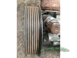 Pompe de direction d'un Toyota Avensis Wagon (T25/B1E) 2.2 D-4D 16V 2005