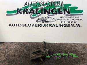 Używane Zacisk hamulcowy lewy tyl Ford Focus 1 1.6 16V Cena € 35,00 Procedura marży oferowane przez Autosloperij Kralingen B.V.