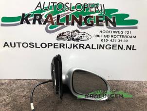 Używane Lusterko zewnetrzne prawe Volkswagen Golf V (1K1) 1.6 FSI 16V Cena € 50,00 Procedura marży oferowane przez Autosloperij Kralingen B.V.