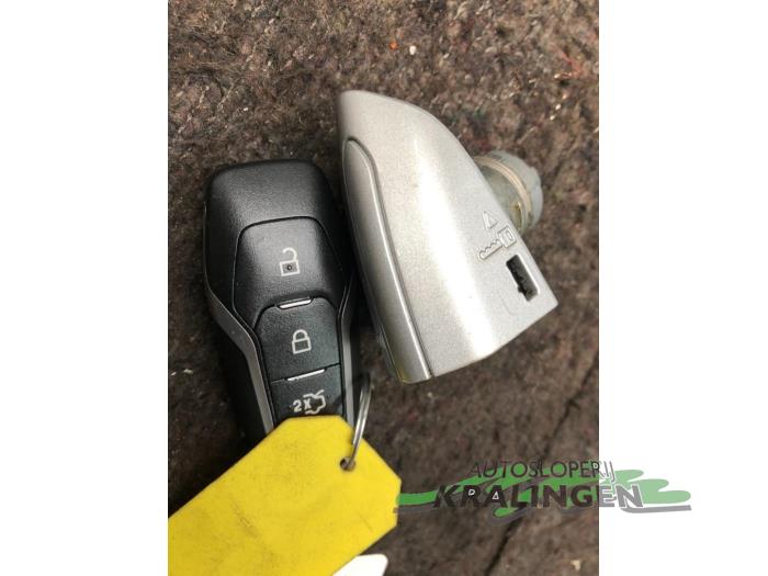 Wkladka zamka drzwiowego lewa z Ford Mondeo V Wagon 1.5 TDCi 2015