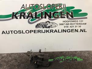 Używane Zacisk hamulcowy prawy tyl Nissan Almera Tino (V10M) 1.8 16V Cena € 50,00 Procedura marży oferowane przez Autosloperij Kralingen B.V.