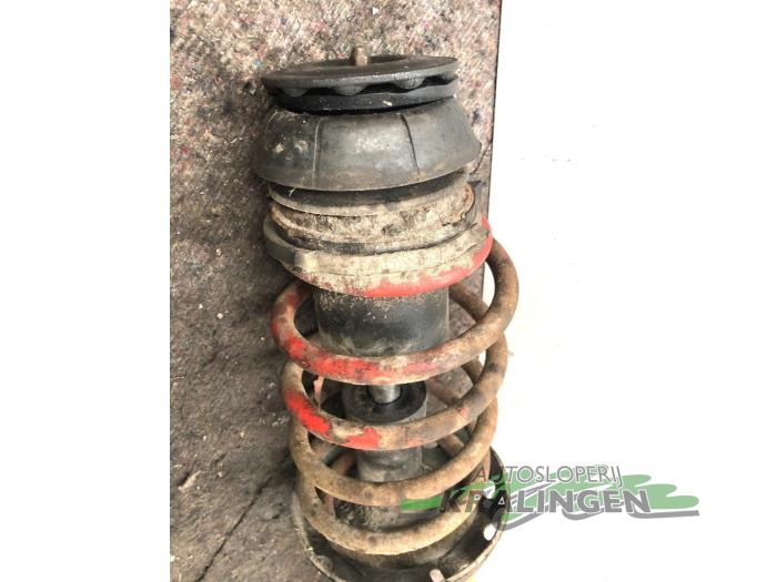 Fronts shock absorber, left from a Opel Astra G Caravan (F35) 1.6 16V 2002