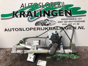 Używane Mechanizm szyby lewej przedniej wersja 4-drzwiowa Volkswagen Polo III (6N1) 1.6i 75 Cena € 50,00 Procedura marży oferowane przez Autosloperij Kralingen B.V.