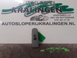 Usagé Commutateur vitre électrique Mitsubishi Colt (Z2/Z3) 1.3 16V Prix € 20,00 Règlement à la marge proposé par Autosloperij Kralingen B.V.