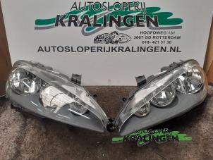 Usados Juego de faros izquierda + derecha Alfa Romeo 147 (937) 1.6 HP Twin Spark 16V Precio € 400,00 Norma de margen ofrecido por Autosloperij Kralingen B.V.