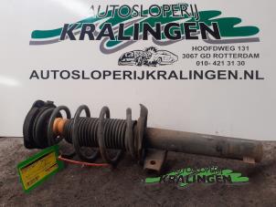 Usagé Amortisseur avant droit Volkswagen Golf V (1K1) 1.6 FSI 16V Prix € 50,00 Règlement à la marge proposé par Autosloperij Kralingen B.V.
