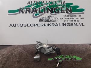 Usados Juego de cerraduras Opel Astra H (L48) 1.6 16V Twinport Precio € 150,00 Norma de margen ofrecido por Autosloperij Kralingen B.V.