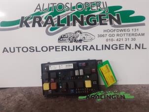 Usagé Porte fusible Opel Astra H (L48) 1.6 16V Twinport Prix € 100,00 Règlement à la marge proposé par Autosloperij Kralingen B.V.