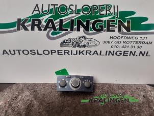Usados Panel de control de calefacción Opel Astra H GTC (L08) 1.6 16V Twinport Precio € 25,00 Norma de margen ofrecido por Autosloperij Kralingen B.V.