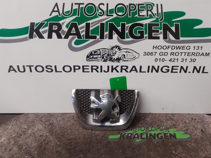 Begagnade Emblem Peugeot 207/207+ (WA/WC/WM) 1.6 16V VTi Pris € 15,00 Marginaltabell erbjuds av Autosloperij Kralingen B.V.