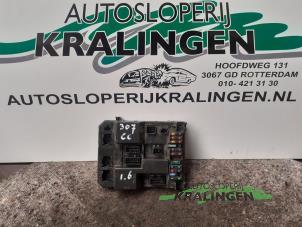 Usagé Boîte à fusibles Peugeot 307 CC (3B) 1.6 16V Prix € 100,00 Règlement à la marge proposé par Autosloperij Kralingen B.V.