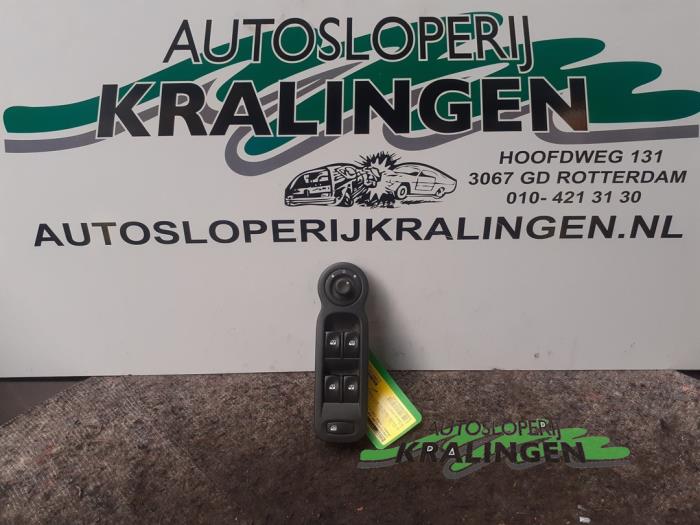 Usados Interruptor combinado de ventanillas Renault Modus/Grand Modus (JP) 1.2 16V Hi-Flex Precio € 50,00 Norma de margen ofrecido por Autosloperij Kralingen B.V.